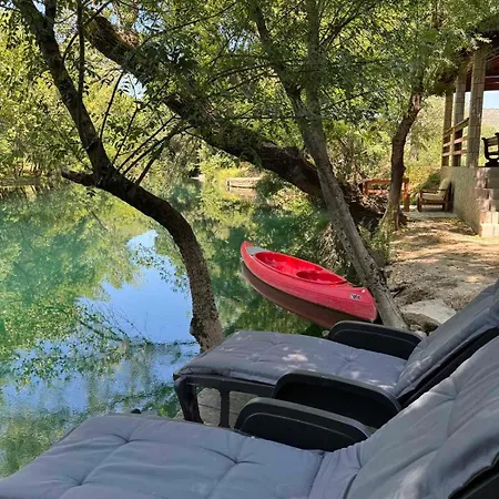 בקתה Kucica Na Vodi *